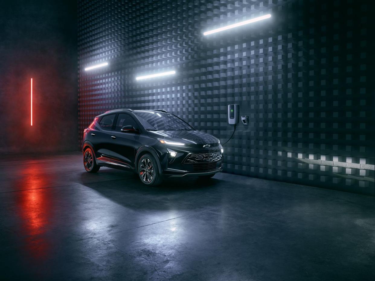 the 2023 chevrolet bolt euv redline black