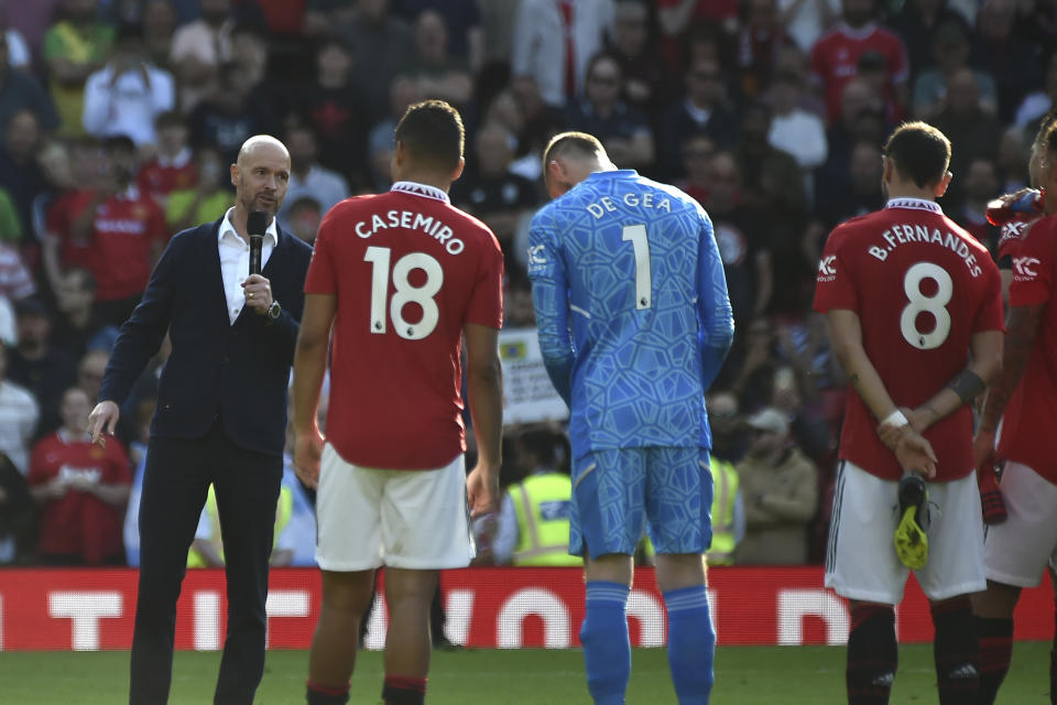 El técnico del Manchester United, Erik ten Hag, se dirige a sus jugadores al final del partido contra Fulham en la Liga Premier, el domingo 28 de mayo de 2023, en Manchester. (AP Foto/Rui Vieira)