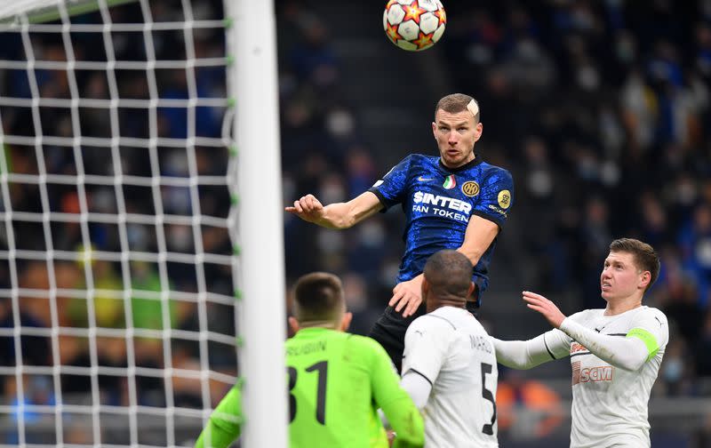 Edin Dzeko anota el segundo gol en la victoria del Inter de Milán sobre el Shakhtar Donetsk por el Grupo D de la Liga de Campeones, en el estadio Giuseppe Meazza, Milán, Italia