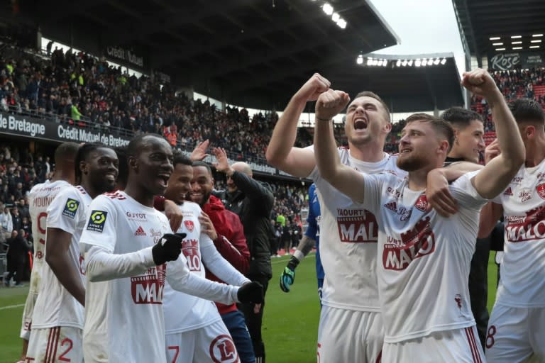 La joie des Brestois après leur folle victoire 5-4 à Rennes le 28 avril 2024: à trois journées de la fin du championnat, le club finistérien est assuré de jouer la première Coupe d'Europe de son histoire la saison prochaine (Lou BENOIST)