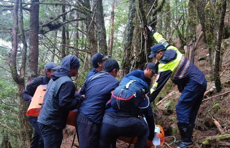 台北6旬男獨攀嘉明湖失聯  步道下方尋獲遺體 台北市66歲劉姓男子25日獨自攀爬台東嘉明湖路線失 聯，警消獲報27日上山搜索，在步道4公里處邊坡下 方約100公尺處發現劉男，已明顯死亡。 （關山警分局提供） 中央社記者張祈傳真  113年6月28日 