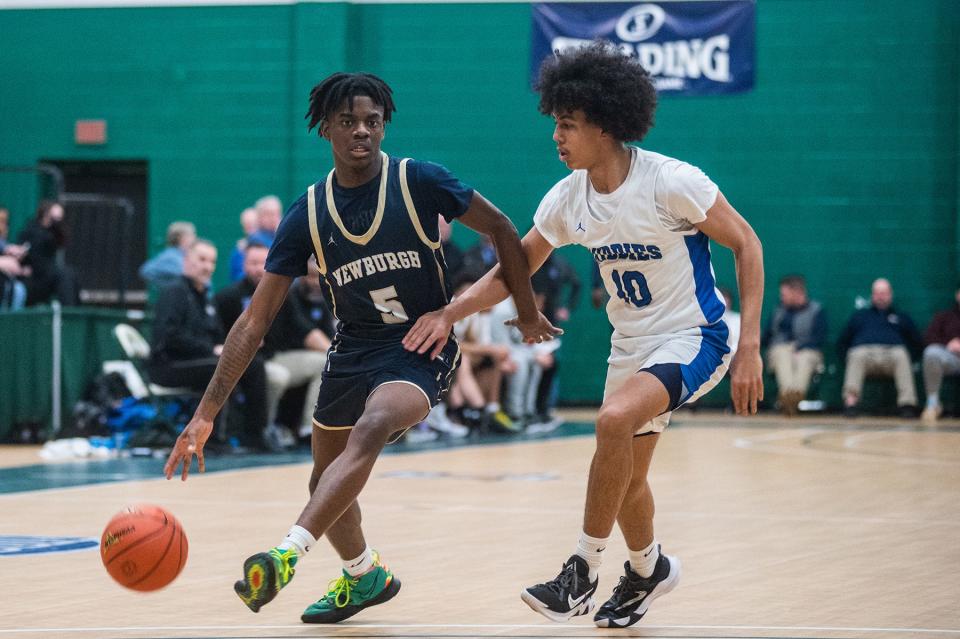 Newburgh's Elnathan Johnson, center, drives up court during the Section 9 Class AA boys championship basketball game at SUNY Sullivan in Loch Sheldrake, NY on Thursday, March 2, 2023. Newburgh defeated Middletown. KELLY MARSH/FOR THE TIMES HERALD-RECORD