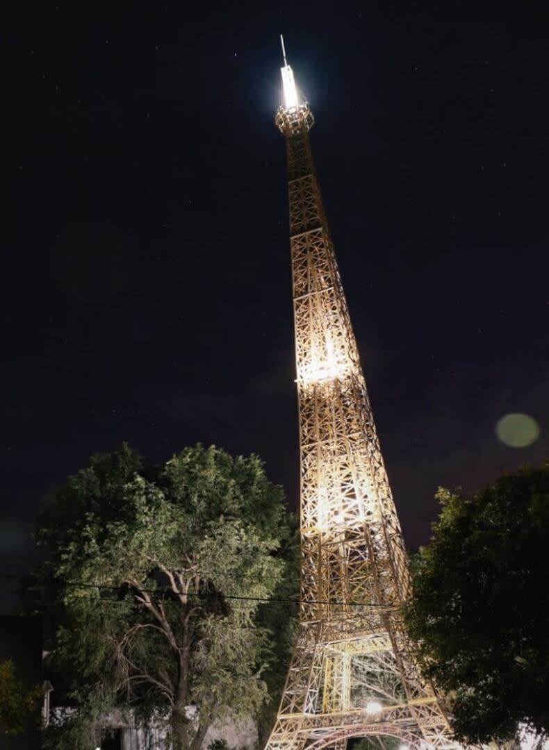 Así se ve la réplica de Torre Eiffel en Alicia en la noche