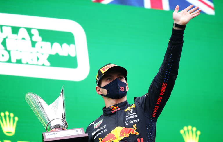 El saludo de Max Verstappen, que con la cosecha de 12,5 puntos recortó a tres unidades la diferencia con el puntero Lewis Hamilton en el Mundial de Pilotos; la semana próxima, el neerlandés será local en el circuito de Zandvoort, que vuelve al calendario después de 36 años