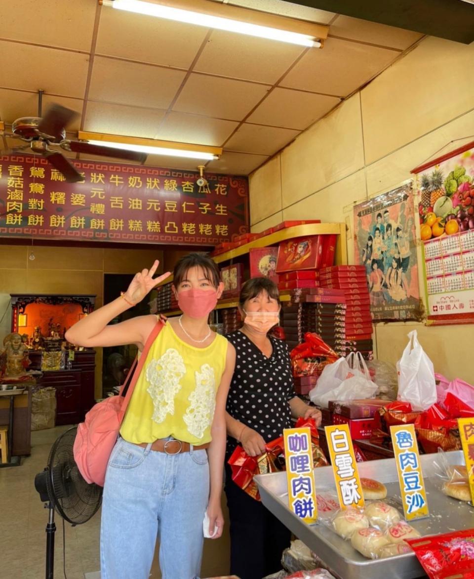 米可白（左）家在鹿港開餅店，媽媽是她北上打拚最重要的精神支柱。（圖片來源／米可白）