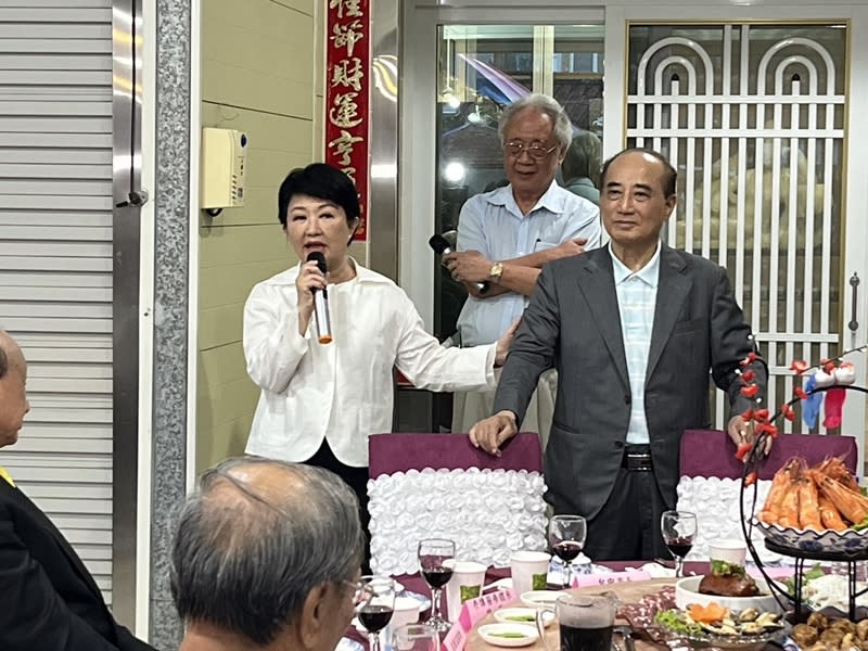 前立法院長王金平（右）5日晚間在高雄路竹老家設宴，台中市長盧秀燕（左）致詞時說，自己擔任6屆立法委員時，受王金平很多照顧，過去兩人都在台北碰面，自己這次到高雄拜會老長官。（中央社）