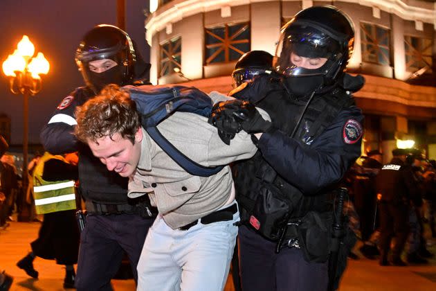 Police detain a man in Moscow on September 21 following calls to protest against partial mobilisation. (Photo: ALEXANDER NEMENOV via Getty Images)