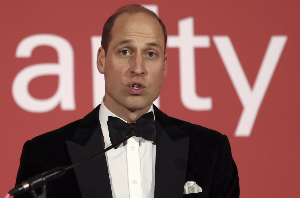 El príncipe Guillermo, el príncipe de Gales, pronuncia un discurso en la gala y cena de London Air Ambulance Charity en The OWO, en Londres el miércoles 7 de febrero de 2024. (Daniel Leal/Pool Photo via AP)