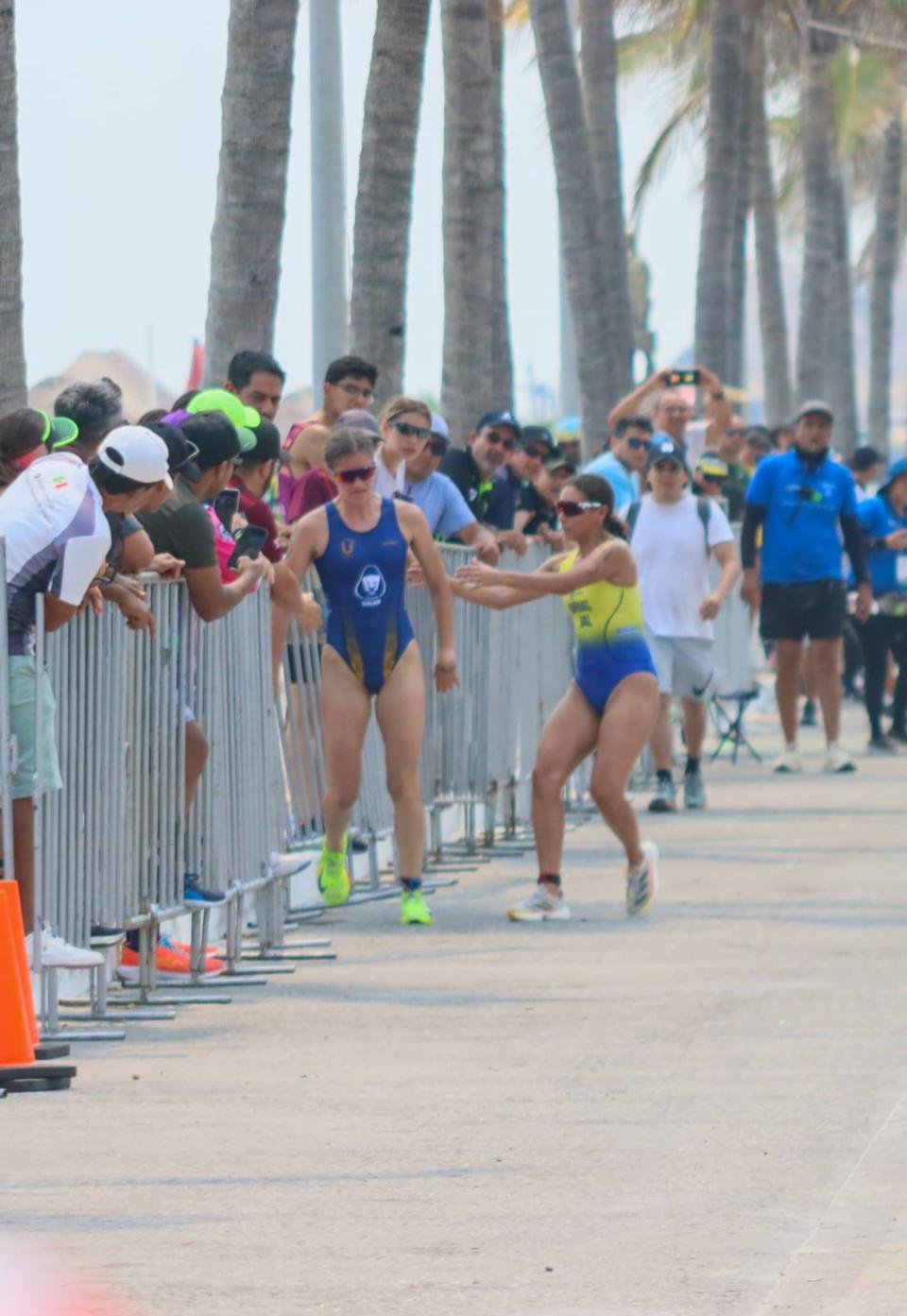 Gabriela Urias Trujillo ayudando a Viviana Cramer a terminar la carrera en la Final Femenil Juvenil Superior de triatlón en los Juegos Nacionales CONADE. Foto: Cortesía CONADE