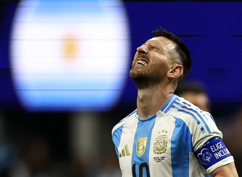 Lionel Messi se lamenta tras fallar una opción de gol en el partido inaugural de la Copa América que Argentina ganó a Canadá