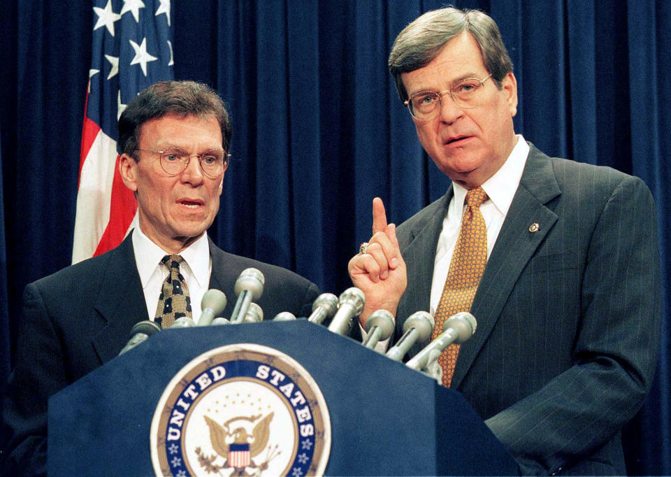 Senate Majority Leader Trent Lott, (R/MS), (R) and Senate Democratic Leader Tom Daschle (D/SD) speak at a press conference after the Republicans and Democrats reached a bipartisan agreement, January 8, covering ground rules for U.S. President Clinton's impeachment trial. (Photo: Reuters)