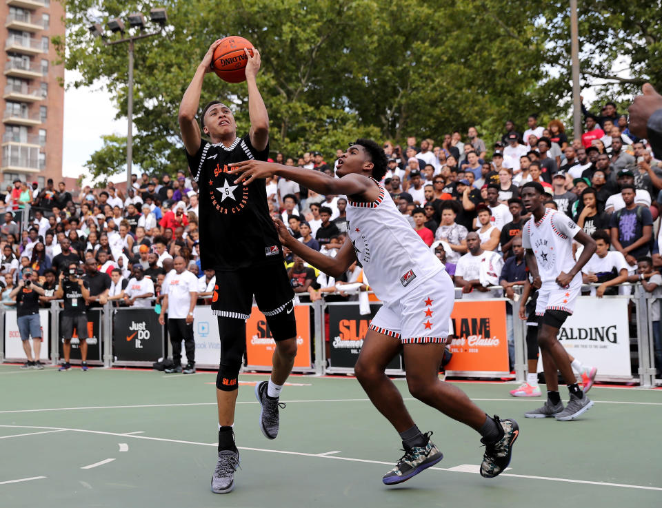 R.J. Hampton, a top American high school basketball prospect, has signed a contract with the New Zealand Breakers.