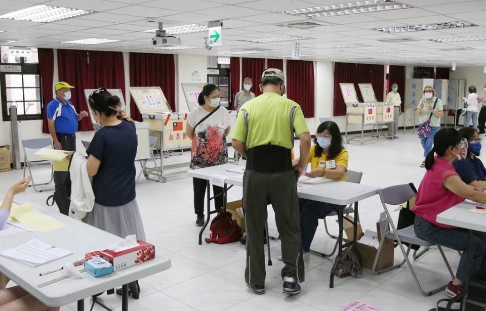 國民黨主席選舉今日進行投票，不少黨員前往投票所投票，選出自己心中的人選。（趙雙傑攝）