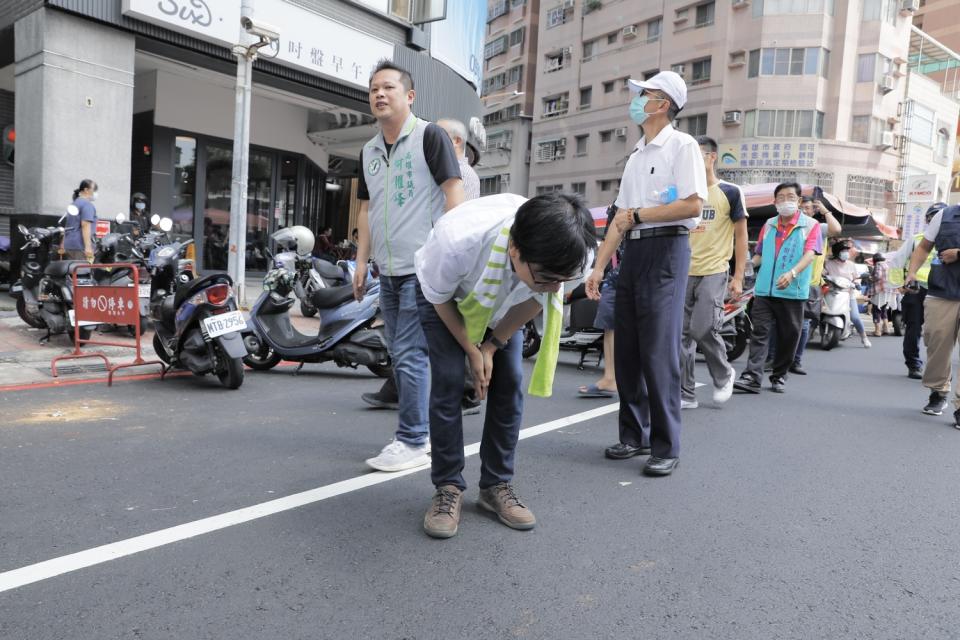 陳其邁市場拜票腰彎得更低了。   圖：陳其邁競辦/提供