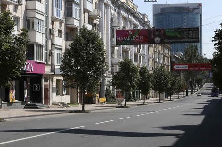 A car drives down the main street of the eastern Ukrainian city of Donetsk July 27, 2014. REUTERS/Sergei Karpukhin