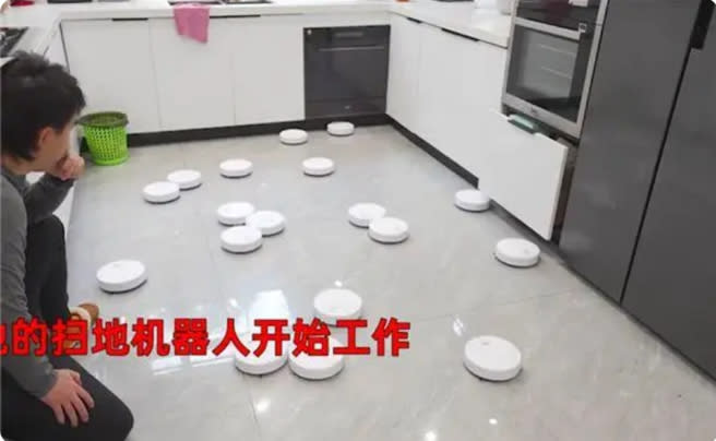 上海一名男子看到掃地機器人僅賣人民幣26.8元，當場買回20個使用，結局卻讓自己崩潰。(圖／環球網財經)