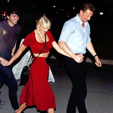 Hiddleston hizo expresiones respecto a las teorías del romance en julio diciendo “la verdad es que Taylor Swift y yo estamos juntos y somos muy felices”.