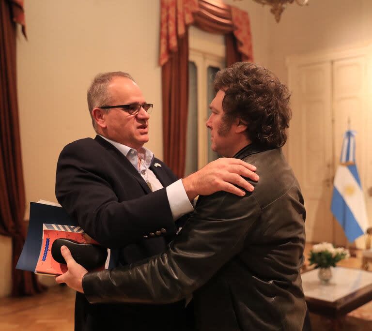 El embajador de Israel en Buenos Aires, Eyal Sela, junto al presidente Javier Milei, en la Casa Rosada, tras el ataque de Irán.