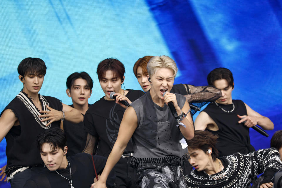 Miembros de la banda Seventeen durante su concierto en el Festival de Glastonbury en Worthy Farm, Somerset, Inglaterra, el sábado 29 de junio de 2024. (Joel C Ryan/Invision/AP)