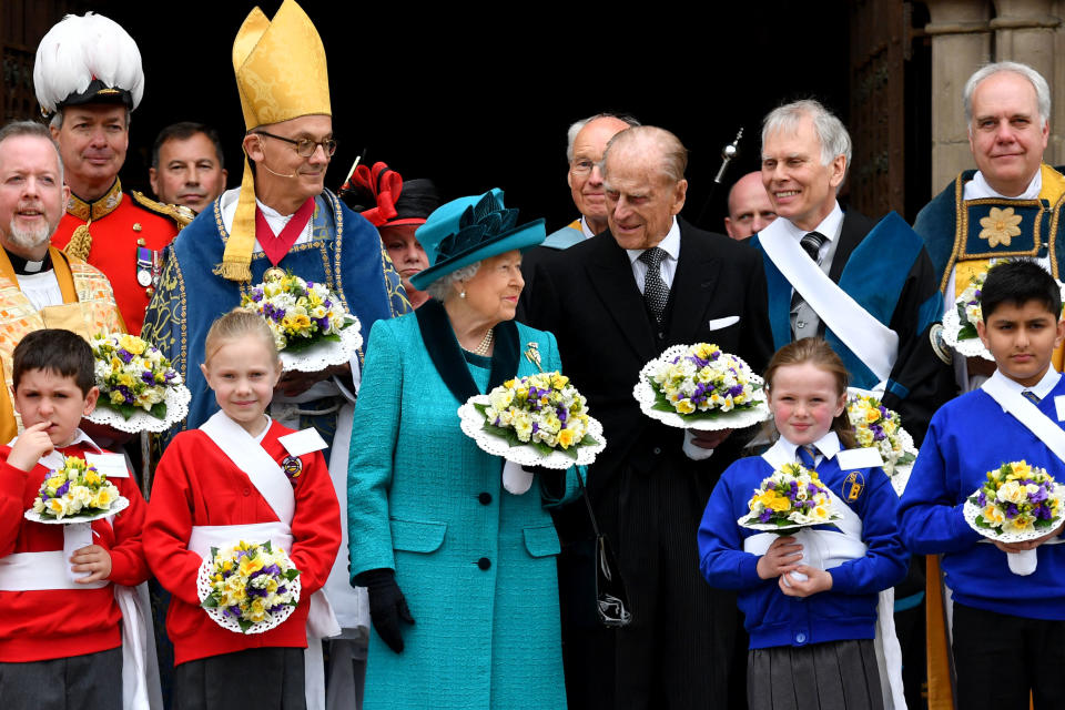 Britain's Queen Elizabeth II and Britaqin's Prince Philip, Duke of Edinburgh pose with Yeoman of the Guard following the Royal Maundy service at Leicester Cathedral on April 13, 2017 in Leicester. / AFP PHOTO / POOL / Anthony Devlin        (Photo credit should read ANTHONY DEVLIN/AFP via Getty Images)