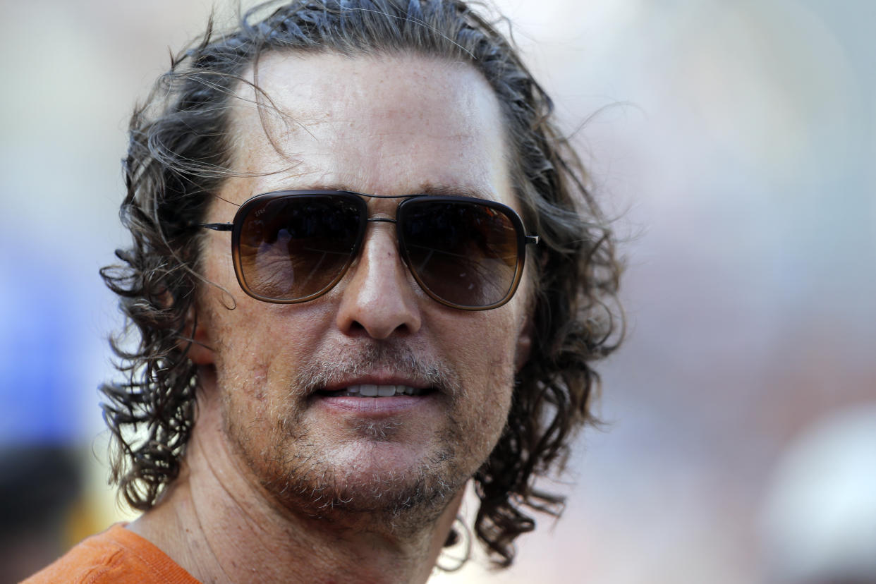 AUSTIN, TX - 23 DE ABRIL: El actor Matthew McConaughey ve el partido de primavera de la Universidad de Texas el 23 de abril de 2022, en Darrell K Royal - Texas Memorial Stadium en Austin, TX. (Foto de Adam Davis/Icon Sportswire vía Getty Images)