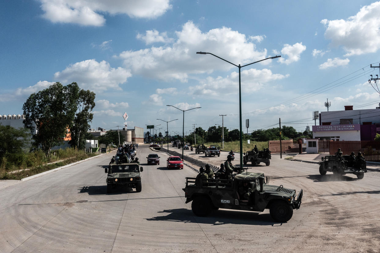 Miembros de una patrulla militar en Culiacán, México, el 19 de octubre de 2019, luego de que el Cártel de Sinaloa obligara al gobierno a liberar al hijo de "el Chapo". (Cesar Rodriguez/The New York Times)