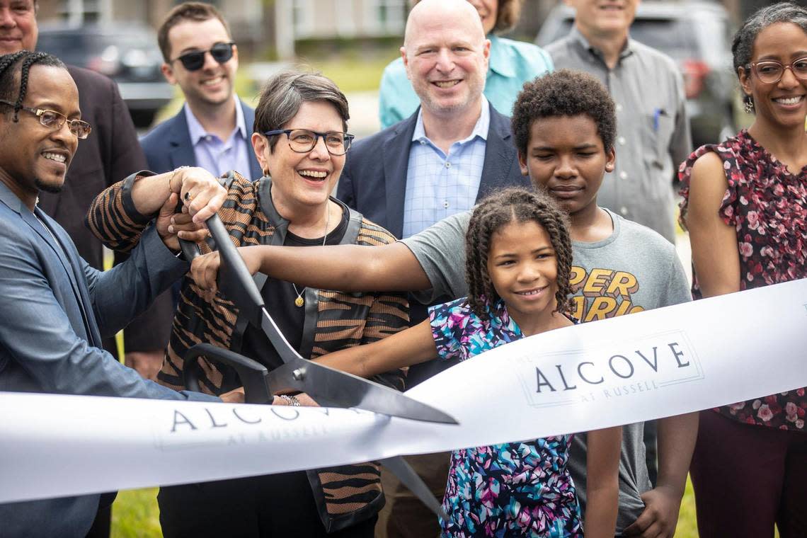Lexington Mayor Linda Gorton, second from left, and Oliver Mabson, the complex’s property manager, left, help cut the ribbon to officially open the Alcove at Russell during a ceremony on Tuesday, June 20, 2023. Ryan C. Hermens/rhermens@herald-leader.com