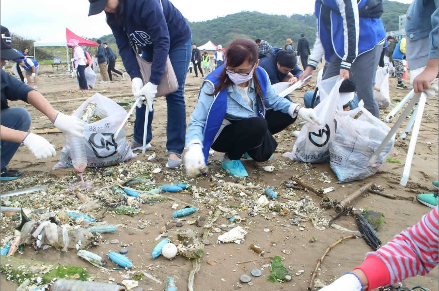 民眾響應新北市環保局今日於萬里區下寮海灘舉辦的淨灘活動。    圖：新北市環保局提供