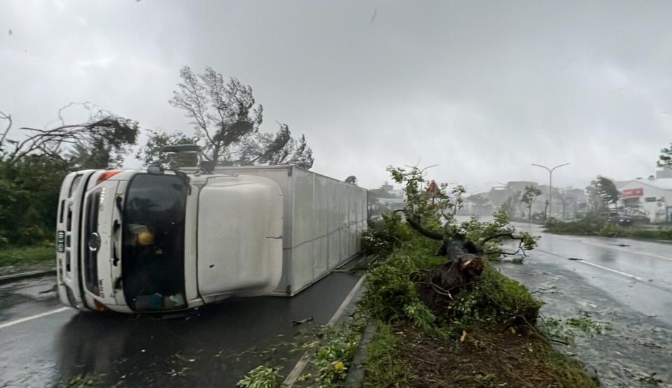 颱風海葵來襲，首當其衝的台東風強雨大，3日市區1輛17噸重的冷凍貨車被掀翻，街道一片狼藉。（中央社）