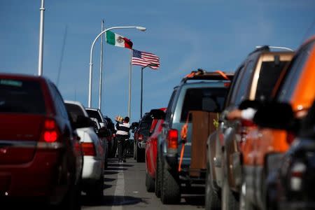 Conductores esperan en el puente fronterizo Paso del Norte para cruzar a El Paso en Estados Unidos desde Ciudad Juárez. 28 de diciembre de 2016. REUTERS/Jose Luis Gonzalez