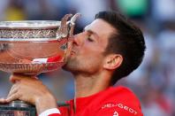 El tenista serbio Novak Djokovic celebra con el trofeo su triunfo en la final del Abierto de Francia contra el griego Stefanos Tsitsipas en Roland Garros, París, Francia.