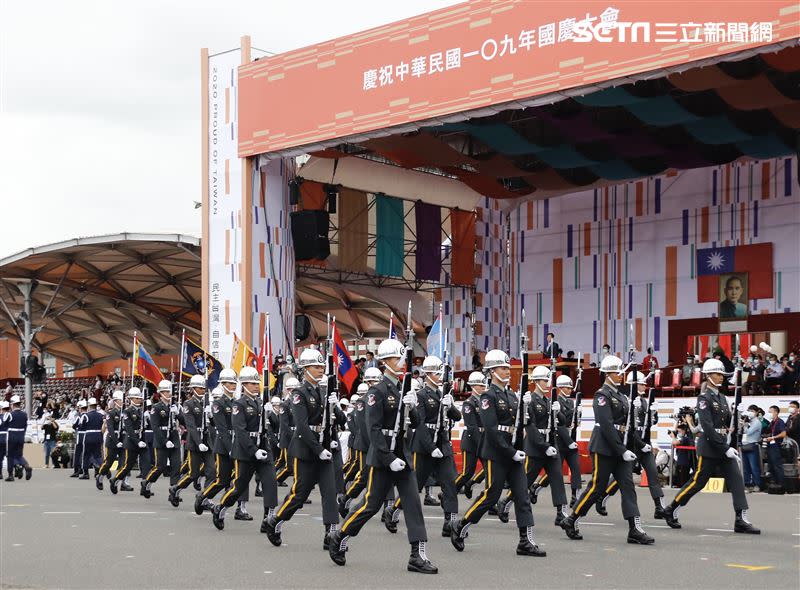  三軍聯合樂儀隊不僅變換隊形，還帶來膾炙人口的流行歌曲。（圖／記者林聖凱攝影）