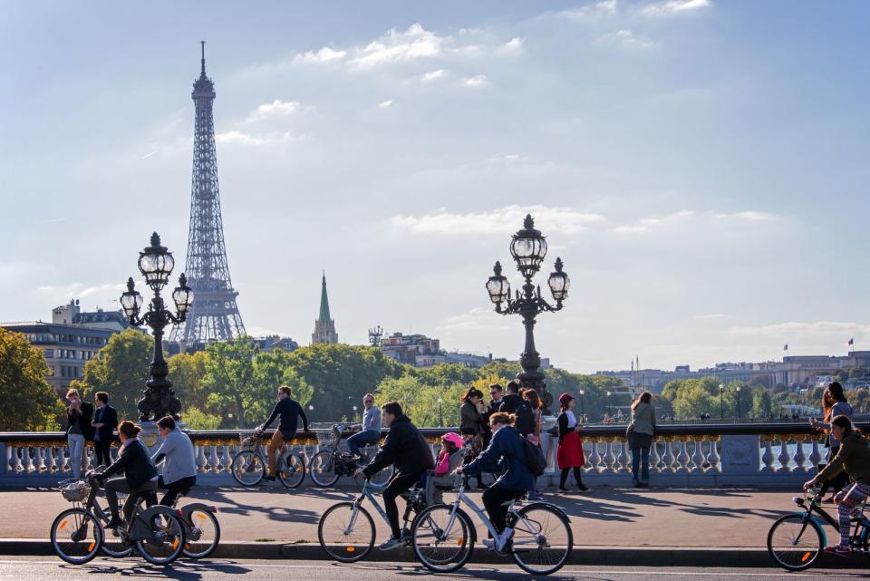 Der zweite Platz zum Zweiten geht an die Stadt der Liebe - und des leeren Geldbeutels. Wer Paris besucht, sollte sich darauf einstellen, dass sein Budget rasend schnell schmilzt. Essen, Unterkunft, Transport? Alles nochmal eine Ecke teurer, als wir es von anderen europäischen Großstädten gewohnt sind. Deswegen landet der Vorjahressieger Paris auf dem zweiten Platz und ist damit die teuerste Stadt Europas. (Bild: iStock/Delpixart)