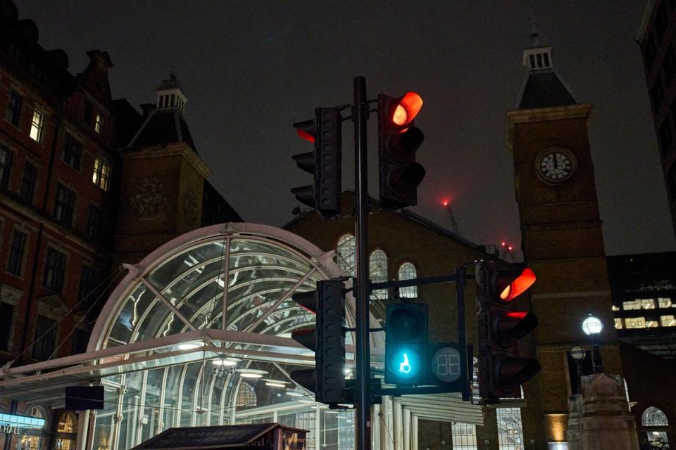 The 'person with disabilities' green signal at Liverpool Street station (TfL)