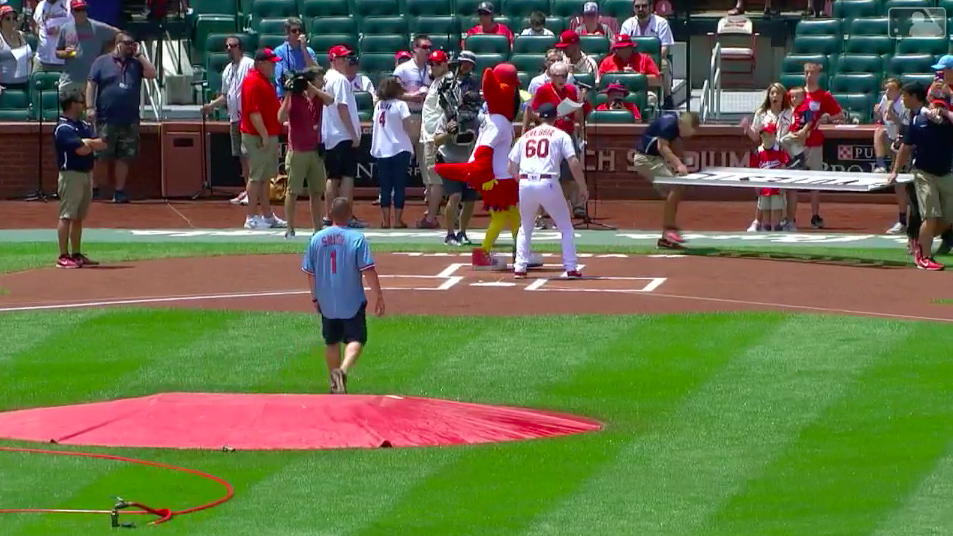 This Cardinals groundskeeper has been unlucky the past few years. (Screenshot via MLB)