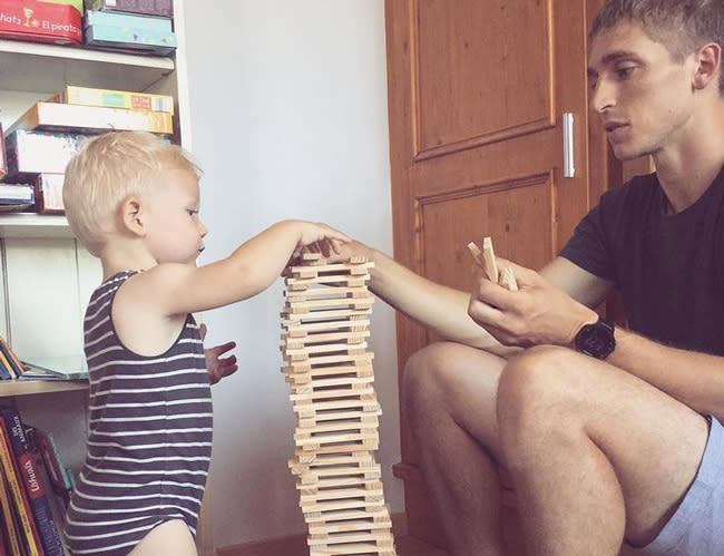 <p>Pause détente entre père et fils autour d’un jeu.<br> Crédit photo : Instagram @darelist.family </p>