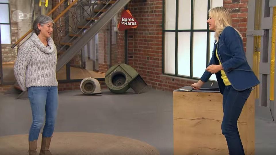 Lisa Nüdling (rechts) gefiel die Uhr auf Anhieb, deshalb bezahlte sie sogar 1.400 Euro: "Juhu, ich freue mich sehr!" (Bild: ZDF)