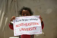 <p>Un niño palestino le da las gracias a los alumnos de Northeastern University por solidarizarse con su causa. Entretanto, crecían las dudas sobre el destino de un plan de tregua entre Israel y los militantes palestinos de Hamas. (Photo by Ashraf Amra/Anadolu via Getty Images)</p> 