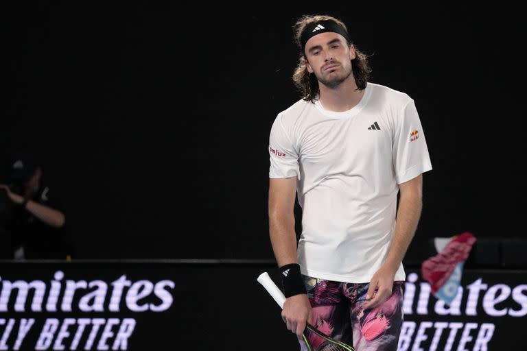 Stefanos Tsitsipas, frustrado, al no poder vulnerar a Novak Djokovic durante la final del Australian Open