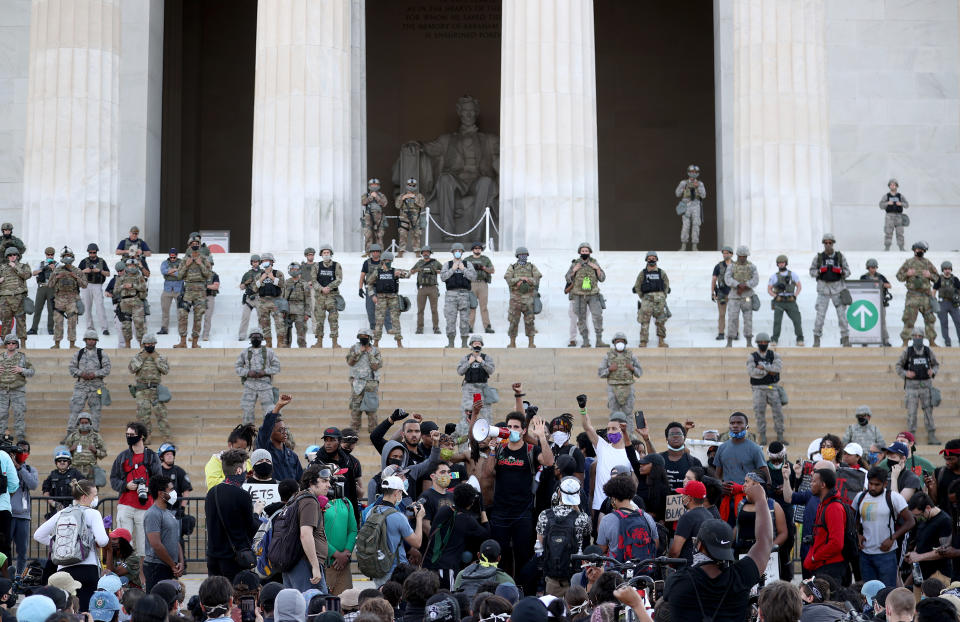 La Guardia Nacional impide el acceso al Lincoln Memorial por parte de los manifestantes pacíficos. (Photo by Win McNamee/Getty Images)