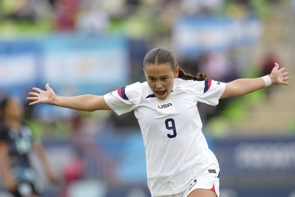 Amalia Villarreal (9) celebra tras anotar el tercer gol de Estados Unidos en la victoria 4-0 ante Argentina en el fútbol de los Juegos Panamericanos en Santiago, Chile, el sábado 28 de octubre de 2023. (AP Foto/Matías Delacroix)