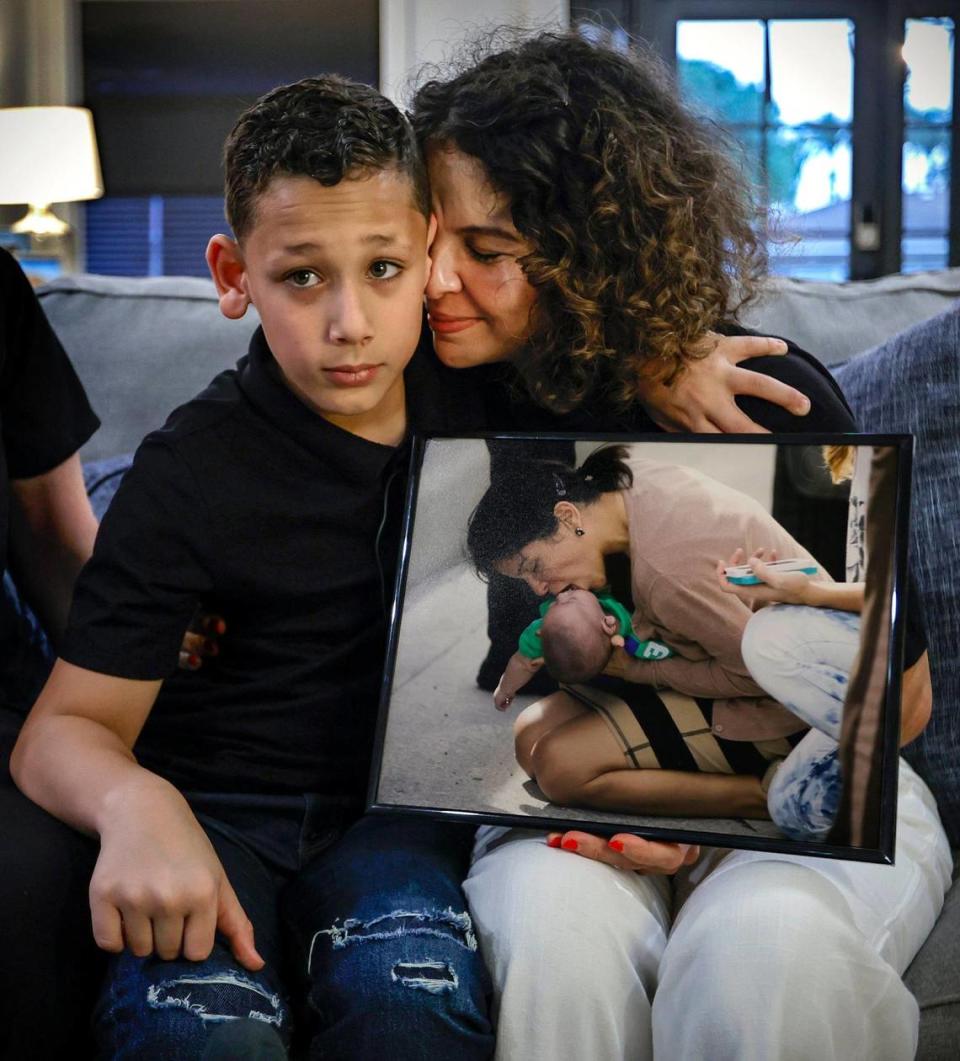 Sebastián de la Cruz, de10 años, y su tía Pamela Rauseo se abrazan tras hablar del día de hace 10 años en que Sebastián dejó de respirar en la State Road 836. Al Diaz/adiaz@miamiherald.com