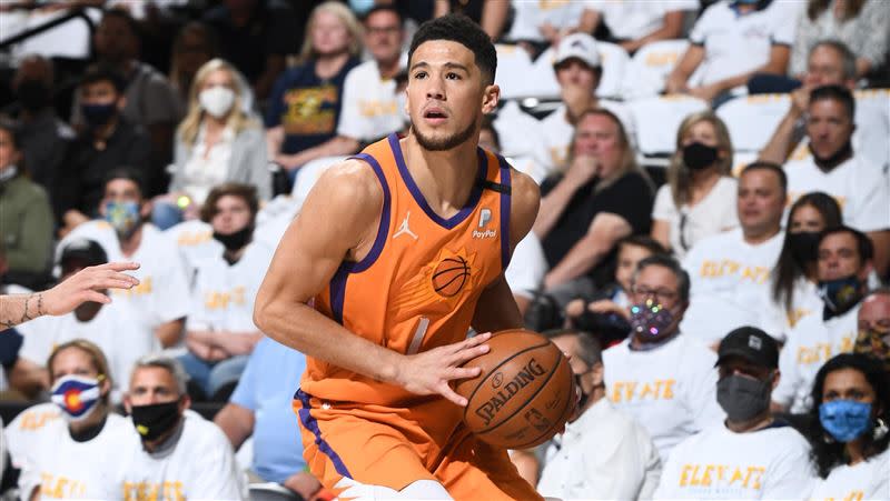 布克（Devin Booker）攻下全隊最高28分。（圖／翻攝自NBA推特）