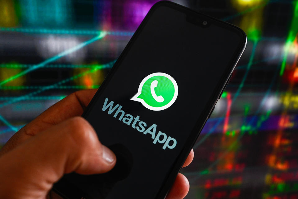 En esta ilustración fotográfica, el logotipo de WhatsApp se muestra en un teléfono inteligente con porcentajes bursátiles en el fondo. (Ilustración fotográfica de Omar Marques/SOPA Images/LightRocket vía Getty Images)