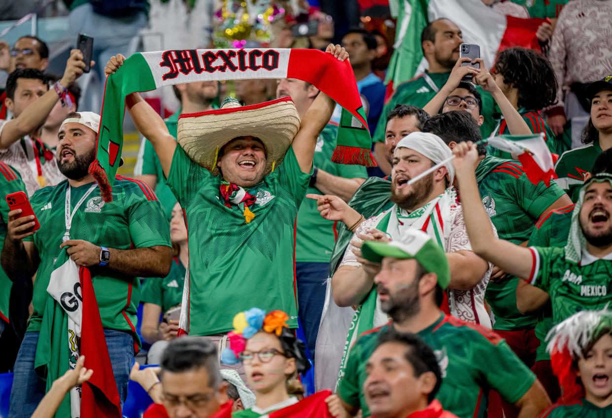 Aficionado mexicano celebra en el partido entre México y Polonia de Qatar 2022 (Foto: Sportfoto/Getty Images)