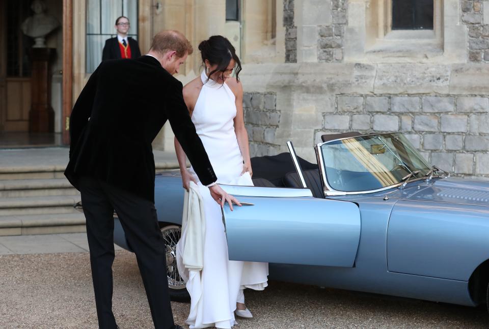 An den Jaguar von Prinz Harry (l. ) und Meghan Markle band Prinz William statt Aludosen eine Leiter. (Bild: Getty Images)