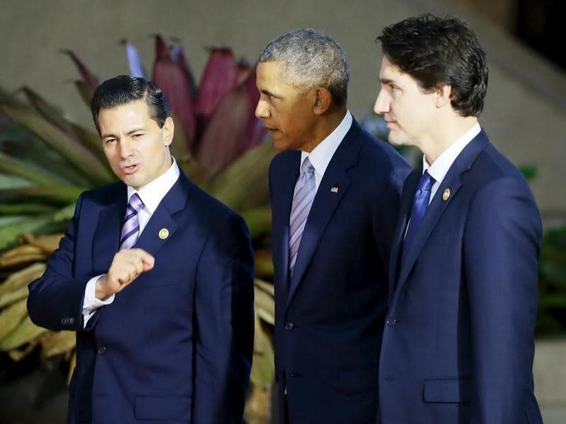 Mexican President Enrique Pena Nieto (L) gestures as he talks with U.S. President Barack Obama (C) and Canadian Prime Minister Justin Trudeau in Manila, November 19, 2015. REUTERS/Bullit Marquez/Pool