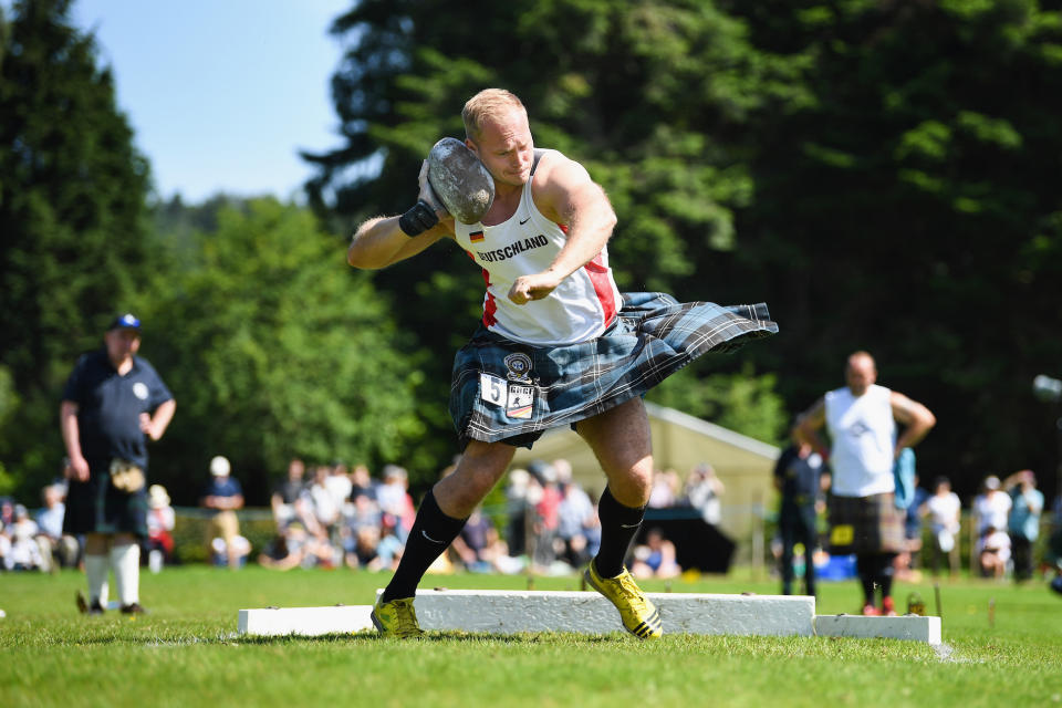 <p>Bei den „Inveraray Highland Games“ in Schottland holt ein Steinewerfer zum Wurf aus. (Bild: Jeff J Mitchell/Getty Images) </p>