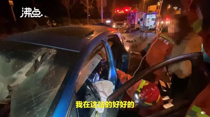 自行脫困的妻子也在一旁安撫丈夫，2人雙手緊握坐上救護車。（圖／翻攝自沸點視頻）