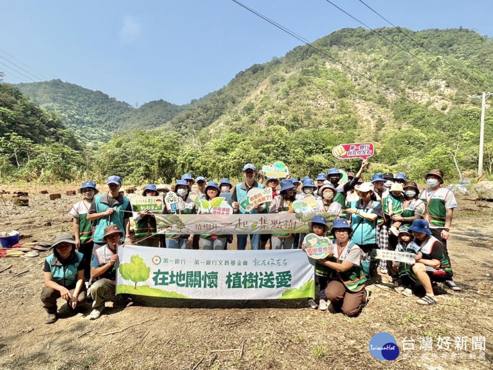 臺中分署與第一銀行三度合作造林，今日在和平區南勢里橫流溪畔種植1000餘株的楓香。